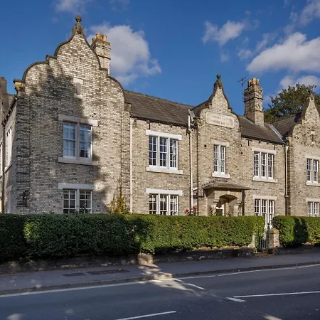 4 St Thomas's House With Parking Sleeps Up To 6 Guests