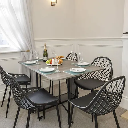 4 St Thomas's House With Parking Sleeps Up To 6 Guests דירה *