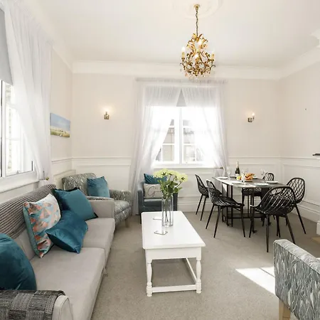 4 St Thomas's House With Parking Sleeps Up To 6 Guests דירה