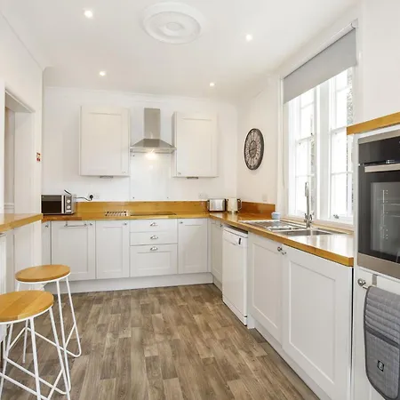 4 St Thomas's House With Parking Sleeps Up To 6 Guests