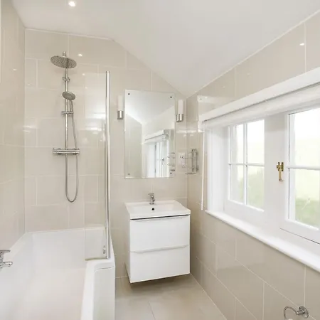 4 St Thomas's House With Parking Sleeps Up To 6 Guests יורק