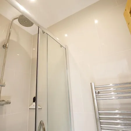 4 St Thomas's House With Parking Sleeps Up To 6 Guests דירה יורק