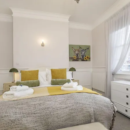 4 St Thomas's House With Parking Sleeps Up To 6 Guests דירה *